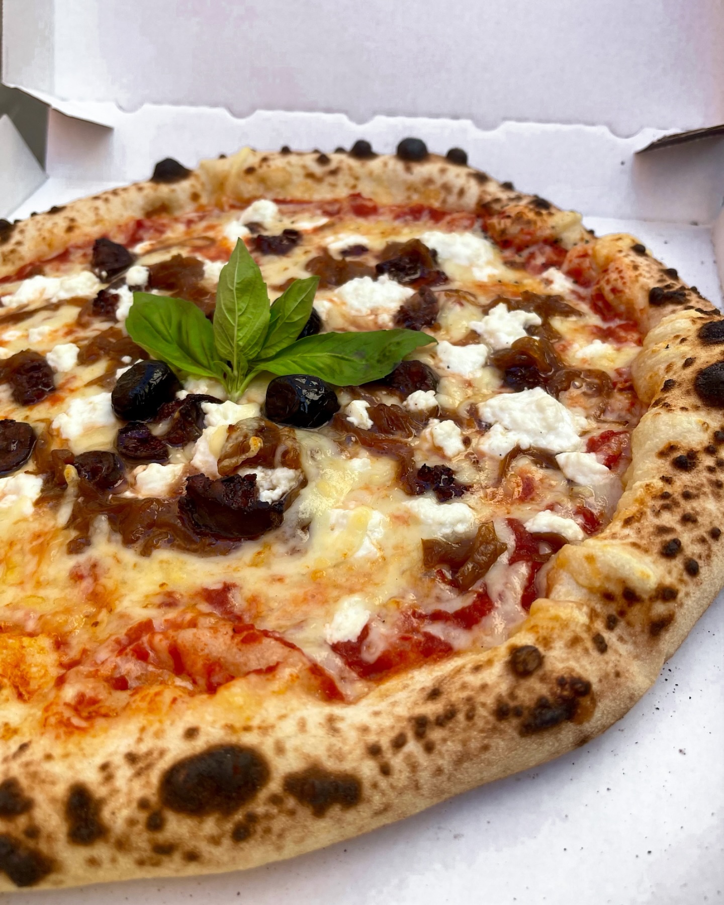 La Corsica – alias la préférée de Monsieur !
🍅 Tomate
🤎 Figatelli
☁️ Brousse
🧀 Emmental
🧅 Oignons confits (faits maison) au miel corse
🌱Basilic fraise