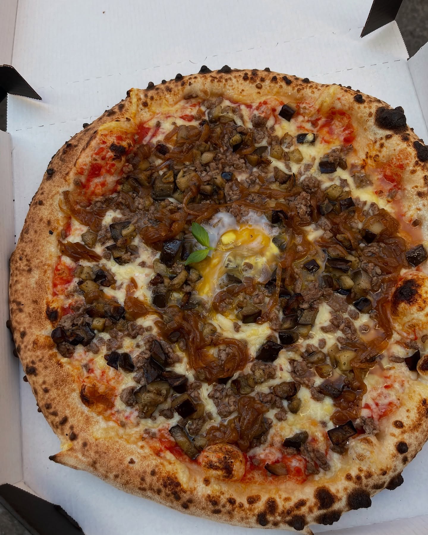 On a revisité la moussaka en pizza ❤️🔥
Un mélange de soleil, de générosité et de fondant ! impossible d’y résister 🥹
❤️ Sauce tomate
🧀 Emmental
🍆 Aubergines grillées
🤎Viande hachée
🧅 Oignons confits maison
🍳 Oeuf