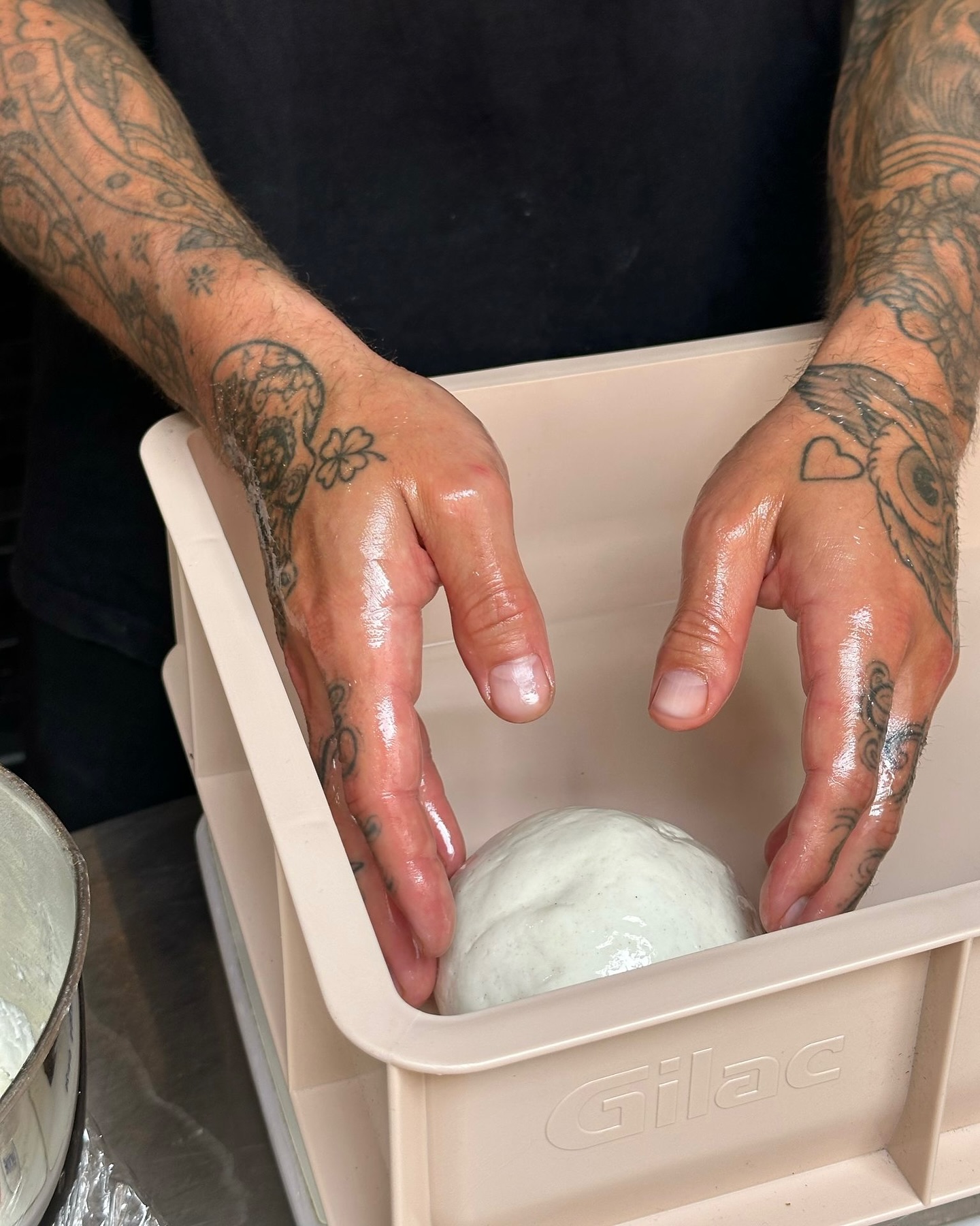 BREAKING NEWS DE L’ÉTÉ ! Nos pizzas sans gluten ont enfilé leurs tongs et sont parties en vacances jusqu’à septembre ! 🍕
Une pause estivale pour mieux revenir à la rentrée.
Un grand merci à toutes les personnes qui nous ont fait confiance 🧡 On pense à vous, et promis, on revient tout chaud tout croustillant en septembre !
Et entre nous… nos bacs Gilac rose poudré, ils ne seraient pas un peu trop beaux ? 🥹