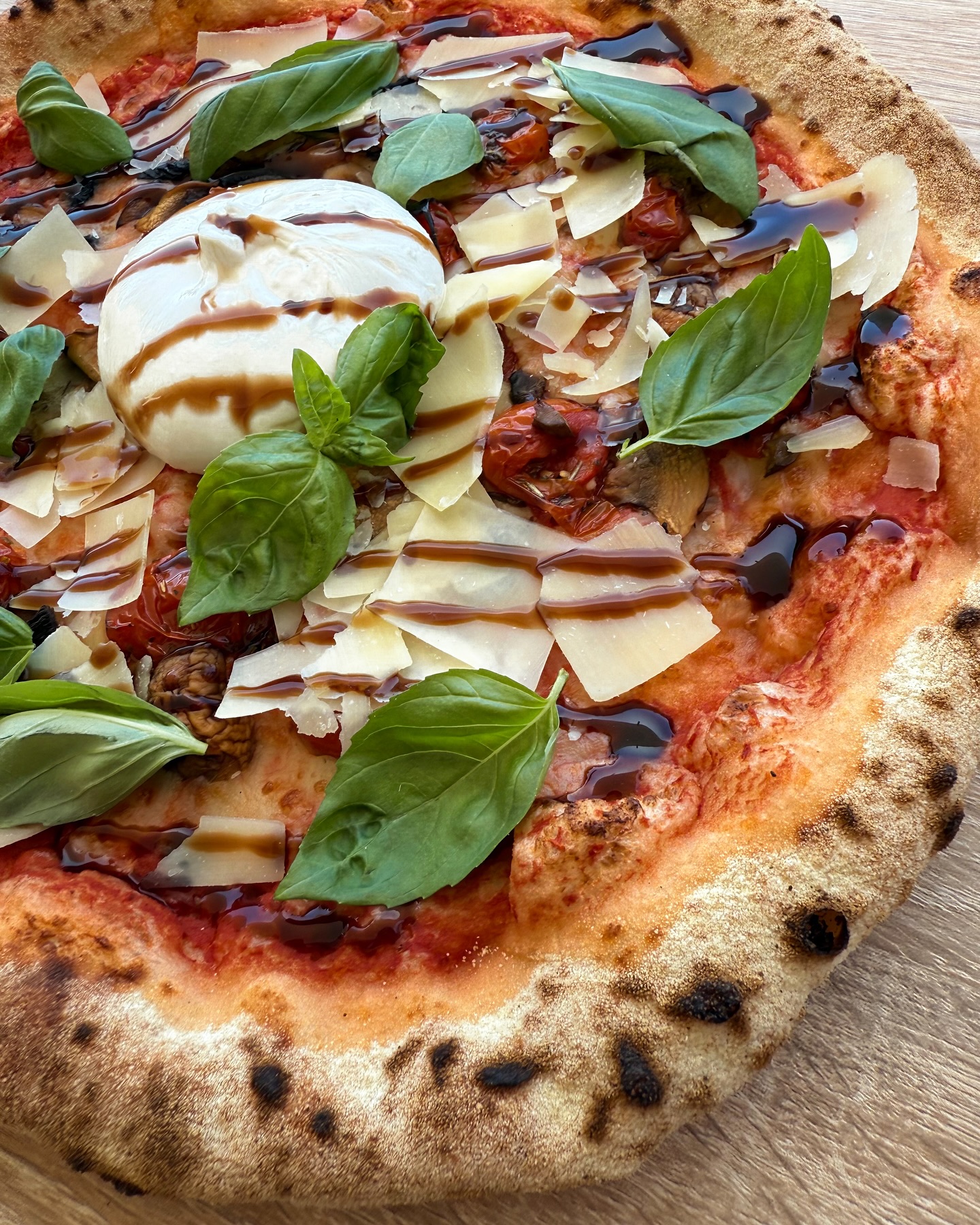 L’été arrive… et avec lui, une création pleine de fraîcheur et de gourmandise ! La Burratissima débarque ce mois-ci ❤️🔥
🍅 Sauce tomate
🍄 Champignons frais
🍒 Tomates cerises confites
🧀 Fior di latte
🥚 Burrata
💛 Copeaux de grana padano
🥄 Crème balsamique
🌿 Basilic frais