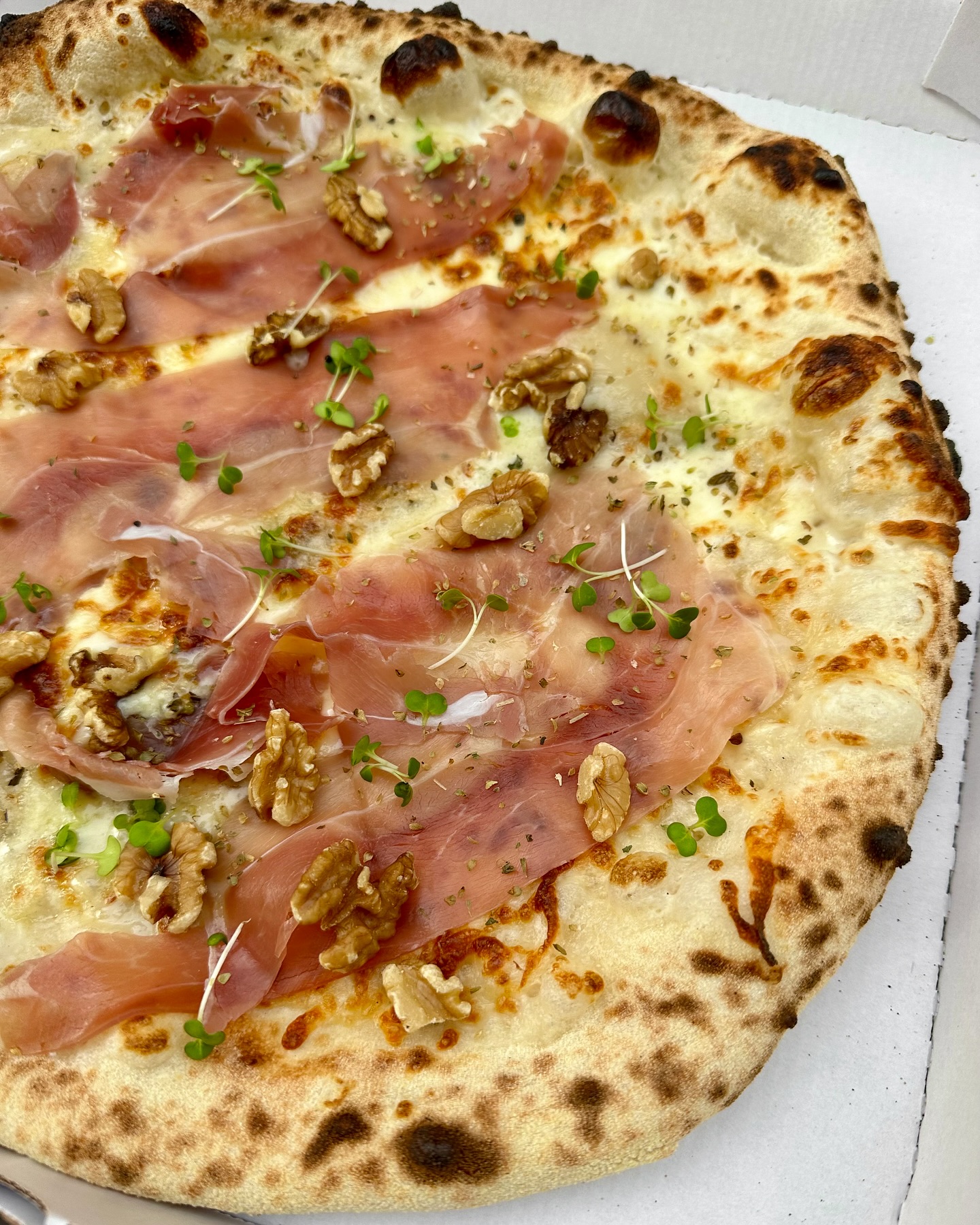 Notre gorgonzola, un mélange de textures inoubliable 💗
🤍 Crème
🧀 Gorgonzola
☁️ Fior di latte
🥓 jambon de Parme AOP
🌰 Noix