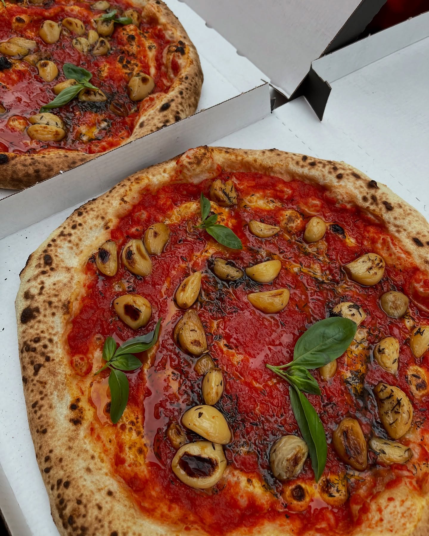 Simple, vraie, intemporelle. La Marinara, c’est le goût pur de la tradition napolitaine. 🍅🧄🌿
❤️🔥 Sauce tomate
🧄 Ails confits maison
🌱 Basilic frais
📞 06 74 21 25 98
📍 109 rue pascal 83000 Toulon
🌐 www.pizzalabottega.fr