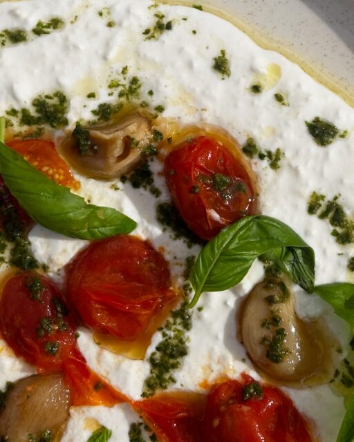 Découvrez notre Dolce Stracciatella : une base crémeuse de stracciatella fraîche, twistée avec notre pesto maison, de l’ail confit fondant, des tomates cerises confites au four, et une touche de basilic frais pour relever le tout 🌿🍅🧄
Une entrée généreuse, 100% plaisir , parfaite à partager… ou pas !