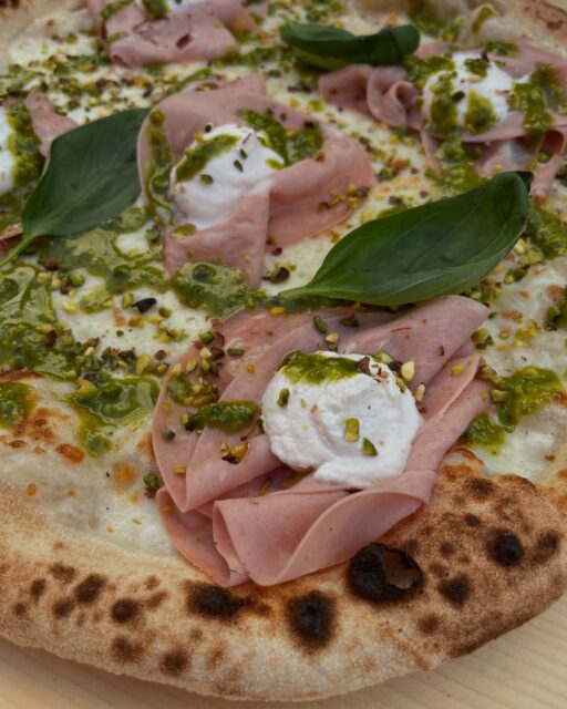 Existe-t-il une pizza aussi séduisante que la pistacchiosa ? 
🍶 Mozza Fior di latte
💗 Mortadelle IGP de Bologne à la pistache 
🌱 Pesto de pistaches maison 
☁️ Ricotta 
⚡️ Pistaches torréfiées et concassées
🌿 Basilic fraise