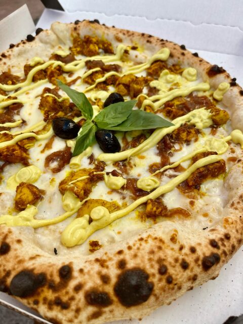 Avec l’Indiana, cap sur les saveurs d’ailleurs 💛
🍗 Poulet mariné au curry 
🥥 Crème de coco 
🧅 Oignons confits maison 
☁️ Fior di latte 
💛 Sauce curry