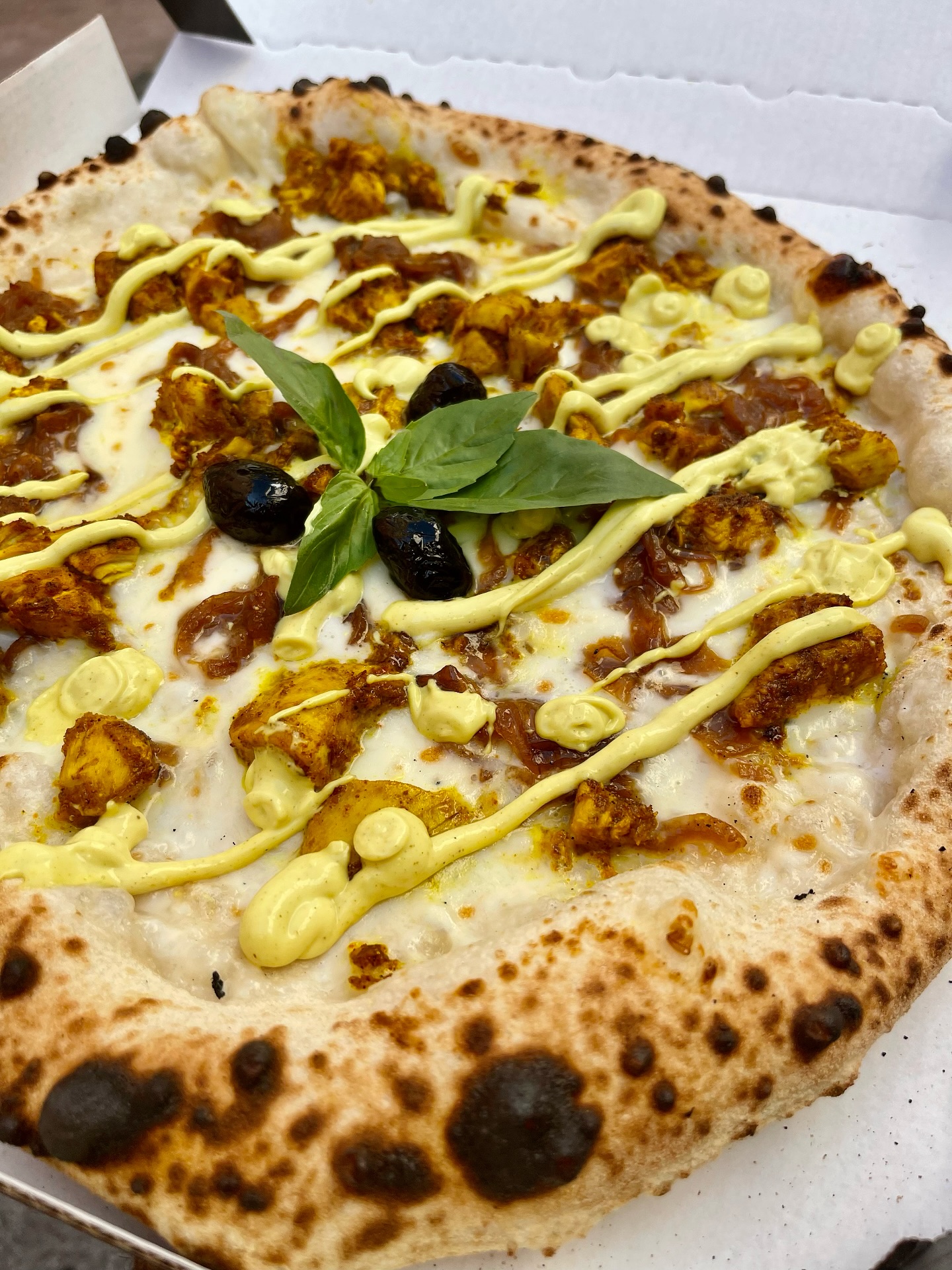Avec l’Indiana, cap sur les saveurs d’ailleurs 💛
🍗 Poulet mariné au curry
🥥 Crème de coco
🧅 Oignons confits maison
☁️ Fior di latte
💛 Sauce curry