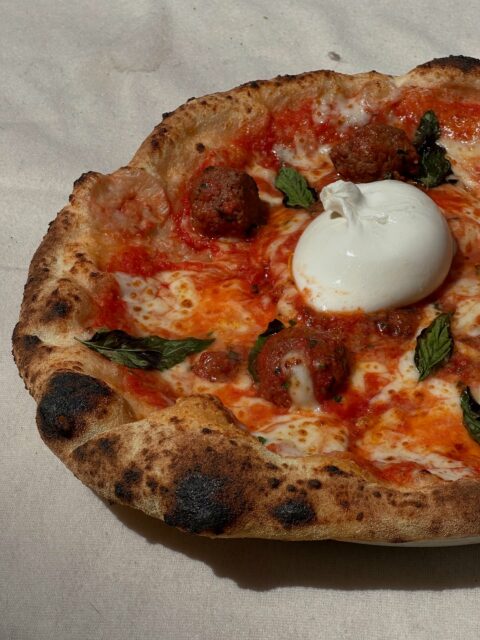 La Nonna, c’est tout l’amour d’une grand-mère… en version pizza, avec ses délicieuses polpettes maison ❤️
🍅 Sauce tomate 
🍶 Burrata 
👵 Boulettes siciliennes
💛 Parmigiano reggiano 
🌿 Basilic