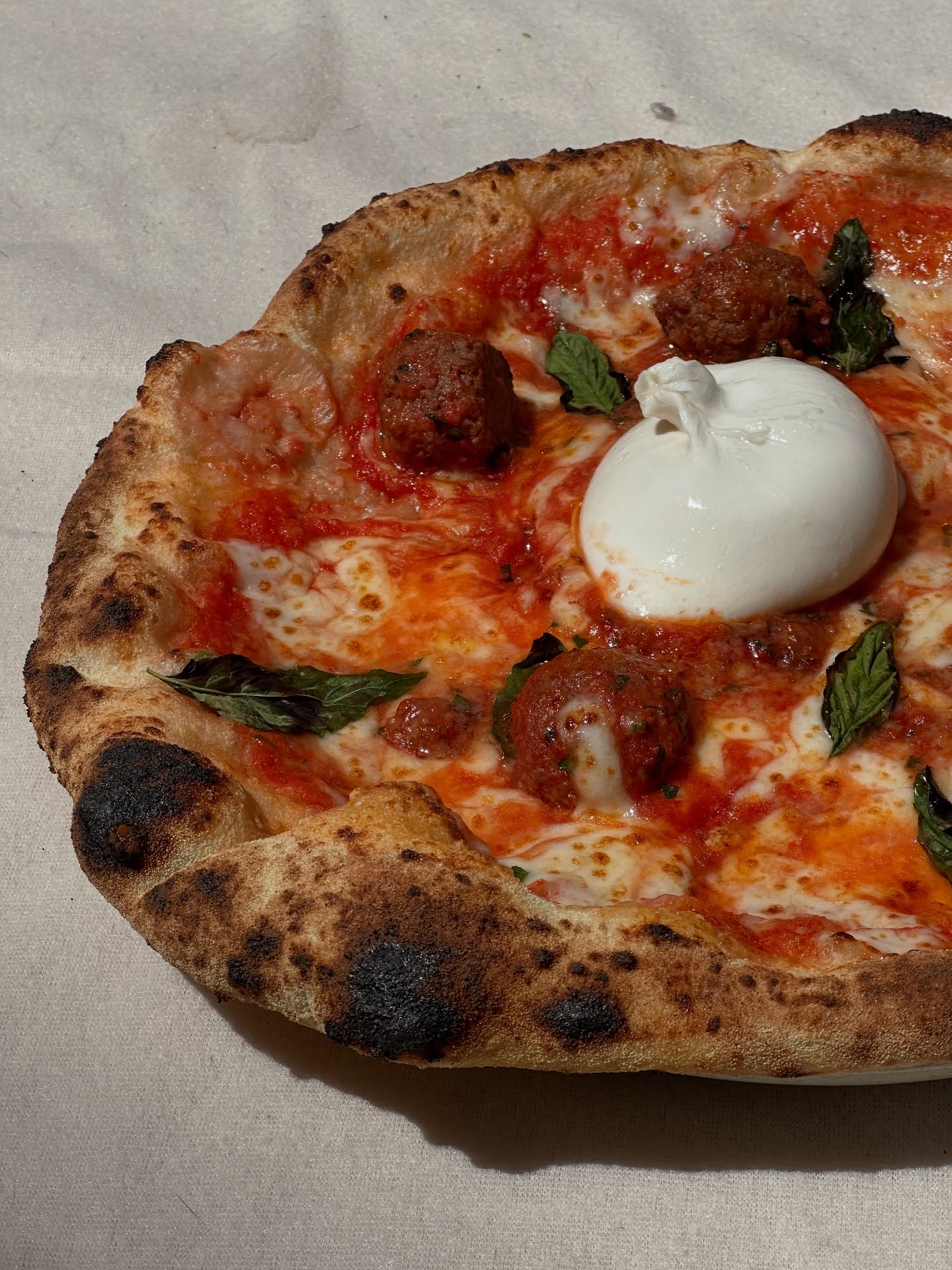La Nonna, c’est tout l’amour d’une grand-mère… en version pizza, avec ses délicieuses polpettes maison ❤️
🍅 Sauce tomate
🍶 Burrata
👵 Boulettes siciliennes
💛 Parmigiano reggiano
🌿 Basilic