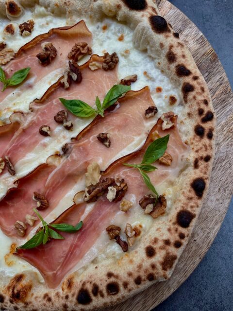 Un mariage crémeux et gourmand qui fond en bouche… laissez-vous tenter par notre gorgonzola 💗
🤍 Crème 
🧀 Gorgonzola
☁️ Fior di latte
🥓 jambon de Parme AOP
🌰 Noix