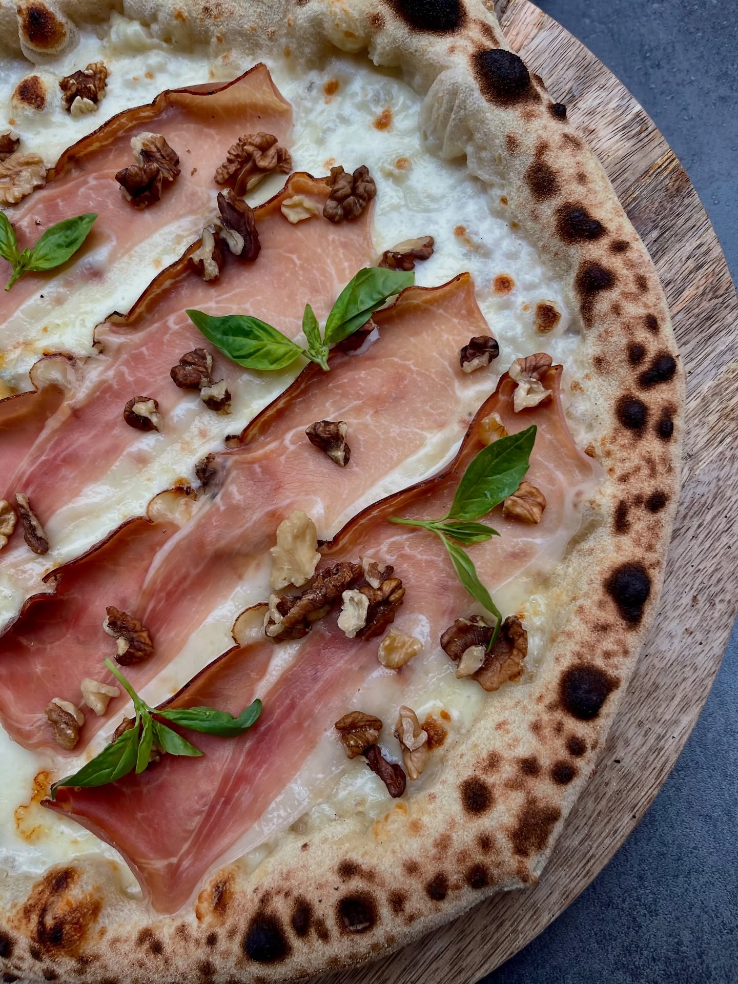 Un mariage crémeux et gourmand qui fond en bouche… laissez-vous tenter par notre gorgonzola 💗
🤍 Crème
🧀 Gorgonzola
☁️ Fior di latte
🥓 jambon de Parme AOP
🌰 Noix