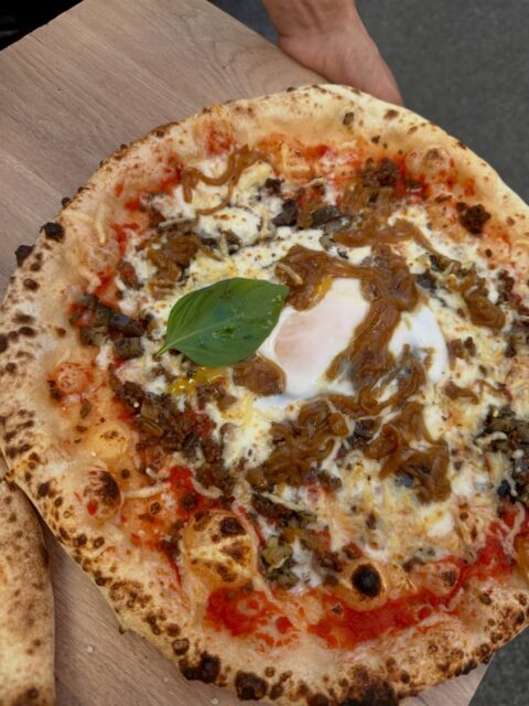 La Moussaka : Une vraie invitation au voyage, entre tradition grecque et passion italienne ! 🇬🇷🍕🇮🇹
❤️🔥 Sauce tomate 
🧀 Emmental 
🍆 Aubergines grillées
🤎Viande hachée 
🧅 Oignons confits maison 
🍳 Oeuf