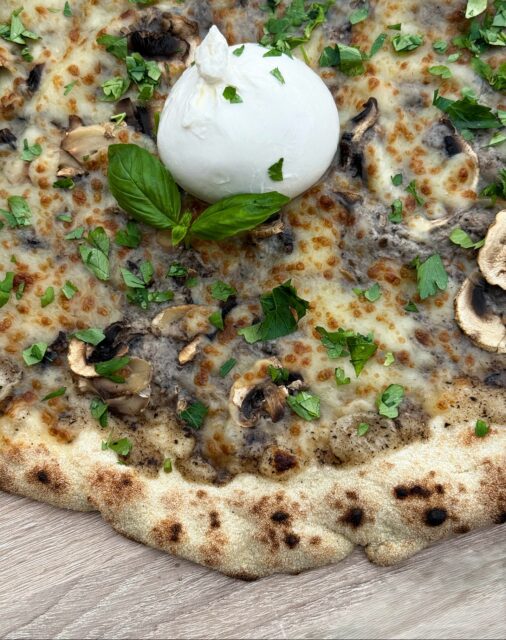 La trufette | Une pizza végétarienne élégante et terriblement gourmande 💚
⚡️ Crème truffée 
🖤 Poêlée de champignons 
🍶 Fior di latte
☁️ Burrata entière 
🌱 Persil frais 
🫙 Huile de truffe