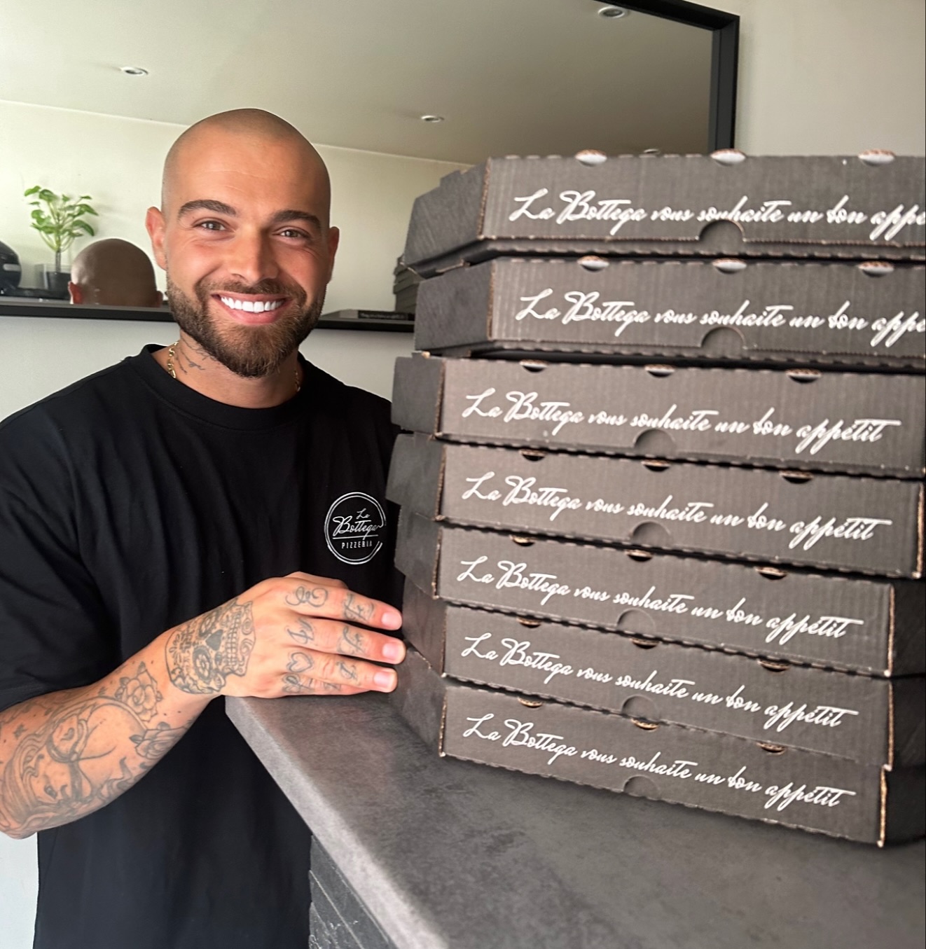 L’été, c’est le soleil, la bonne humeur et vos sourires qui nous motivent chaque jour ! Merci d’être là, de nous soutenir et de partager notre passion avec autant d’enthousiasme ❤️
📞 06 74 21 25 98
📍 109 rue pascal 83000 Toulon
🌐 www.pizzalabottega.fr