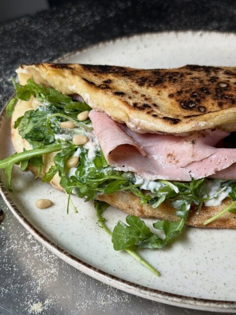 PANUZZO AL TARTUFO 💚
Un pain pizza doré et croustillant, généreusement garni de chiffonnade de jambon blanc, d’une burrata ultra fondante, de roquette fraîche, de pignons croquants… le tout sublimé par une onctueuse crème truffée.
Une explosion de saveurs, simple et irrésistible.