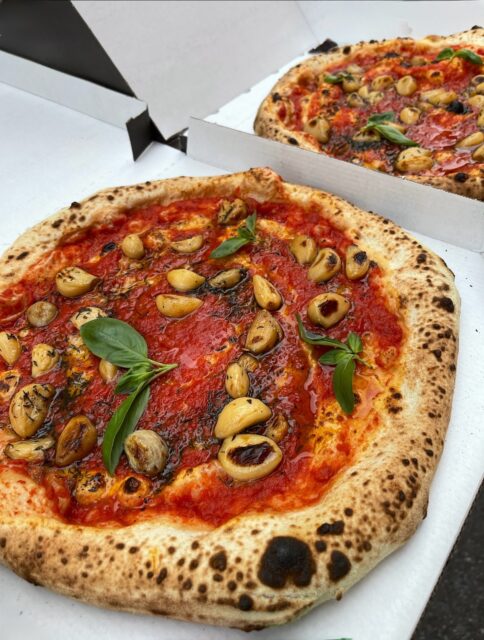 Parfois, il suffit de peu pour voyager loin… La pizza Marinara, un classique italien à savourer sans modération ❤️‍🔥

❤️‍🔥 Sauce tomate 
🧄 Ails confits maison 
🌱 Basilic frais

📞 06 74 21 25 98 
📍 109 rue pascal 83000 Toulon 
🌐 www.pizzalabottega.fr