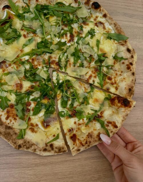 LA BIANCA (parfois oubliée, jamais égalée) 

🤍 Crème
🤍 Camembert au four 
🤍 Fior di latte 
🤍 Roquette 
🤍 Huile de truffe 
🤍 Copeaux de grana padano