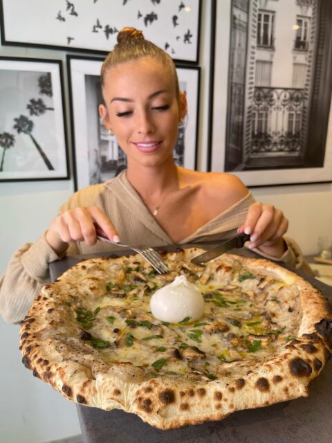Quand l’amour rencontre la gourmandise… 🍕🤍
Julie en plein tête-à-tête avec notre Pizza Trufette ✨
Chez La Bottega, on ne plaisante pas avec les saveurs… et visiblement, elle non plus 😍
La Trufette, c’est douceur, caractère et élégance dans chaque bouchée.
Qui veut sa part ? 🍕