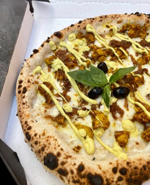 CAP sur les saveurs d’ailleurs 💛
🍗 Poulet mariné au curry
🥥 Crème de coco
🧅 Oignons confits maison
☁️ Fior di latte
💛 Sauce curry