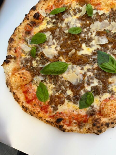 Attention… cette pizza bolognaise est dangereusement addictive ! 

✨ Sauce tomate maison 
🧀 Emmental 
🤌🏻 Viande hachée 
🧅 Oignons confits maison 
🌼 Parmesan 
🌿 Origan, basilic frais
