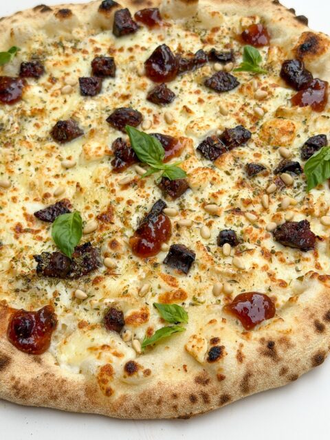 Vendredi on craque pour une calvi? 😋🌱

🍶 Crème 
🐐 Chèvre 
🖤 Figatelli 
🥛 Fior di latte 
🧉Confiture de figue 
🍂Pignons