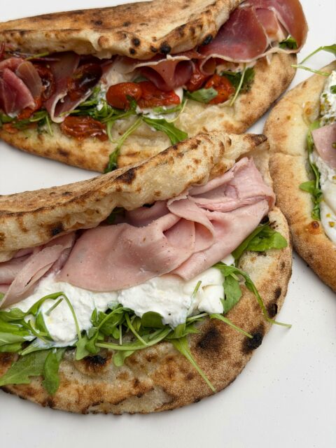 NOUVEAUTÉS À LA BOTTEGA ✨

Nos panuozzo al tartufo, della bottega & al pistacchio, des recettes qui mettent tout le monde d’accord 🤍

Moelleux, croustillants et bien garnis…
