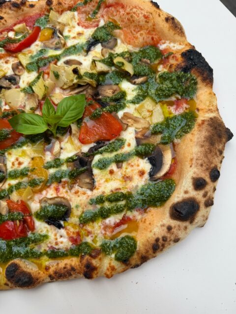 LA VIE EST BIEN PLUS JOLIE AVEC UNE CARCIOFI 💚
Une recette généreuse, pleine de caractère et de saveurs méditerranéennes… comme un aller simple pour l’Italie 🇮🇹
🌿 Artichauts marinés
🍅 Sauce tomate
🧀 Fiordilatte
🫑 Poivrons marinés
🍄 Champignons
🌱 Pesto maison
🫒 Olives
