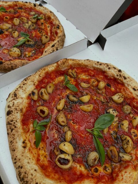 L’authenticité italienne dans sa plus simple expression 🇮🇹
❤️🔥 Sauce tomate
🧄 Ails confits maison
🌱 Basilic frais
📞 06 74 21 25 98
📍 109 rue pascal 83000 Toulon
🌐 www.pizzalabottega.fr