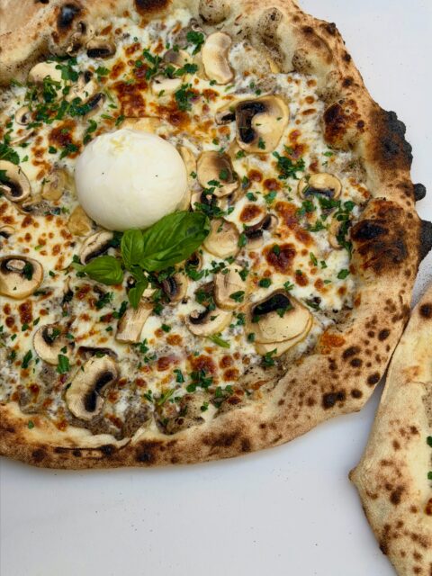 Préparez-vous à succomber… au plaisir à l’état pur, pour les amoureux de la truffe ! 

⚡️ Crème truffée 
🖤 Poêlée de champignons 
🍶 Fior di latte
☁️ Burrata entière 
🌱 Persil frais 
🫙 Huile de truffe