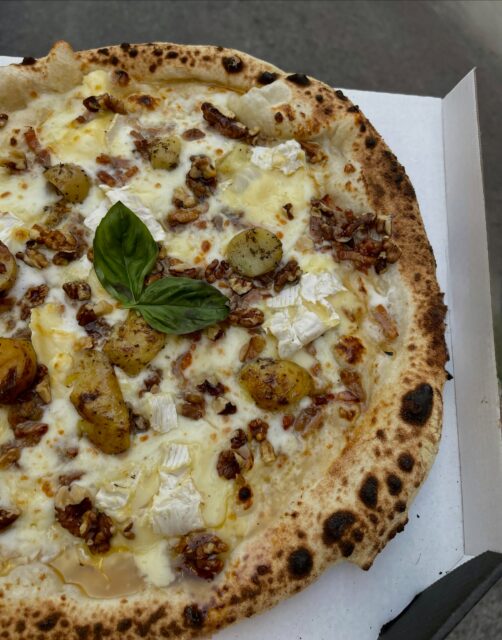 Préparez-vous à tomber amoureux de notre Rustique, le sucré-salé n’a jamais été aussi irrésistible… 💛

🫖 Crème 
🍶 Fior di latte 
🥓 Lardons grillés 
🧀 Camembert 
🥔 Pomme de terre rôties 
🥜 Noix 
🍯 Miel
