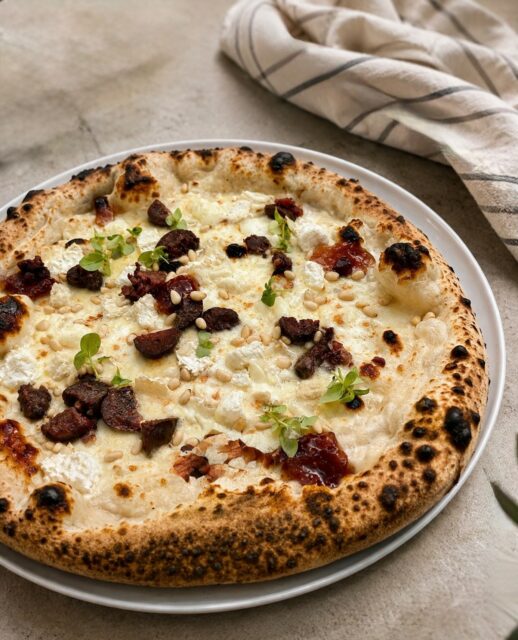 Une pizza aux saveurs corses, sublimée par la douceur de la confiture de figue.

🍶 Crème
🐐 Chèvre
🖤 Figatelli
🥛 Fior di latte
🧉 Confiture de figue
🍂 Pignons
