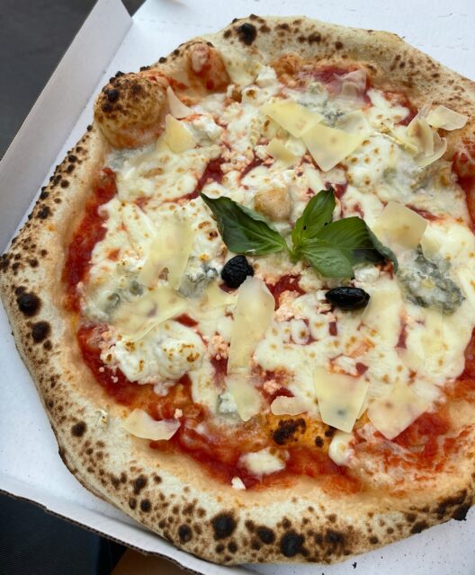 Un concentré de gourmandise pour les amoureux du fromage !
🧀 Gorgonzola DOP
🧀 Fior di latte
🥛 Crème
🐐 Chèvre
🧀 Copeaux de Grana Padano