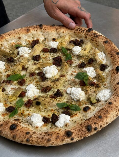 Qui dit septembre dit mois de reprise… Et pour adoucir cette rentrée, quoi de mieux que le retour de la Maïna ? 💚
🧄 Crème fraîche
🧀 Ricotta
🧀 Fiordilatte
🌿 Origan
🌱 Basilic frais
🥓 Figatelli
🍋 Artichauts marinés
