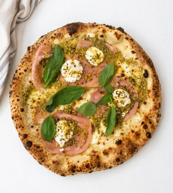 La Pistacchiosa 💛
🍶 Mozza Fior di latte
💗 Mortadelle IGP de Bologne à la pistache
🌱 Pesto de pistaches maison
☁️ Ricotta
⚡️ Pistaches torréfiées et concassées
🌿 Basilic fraise