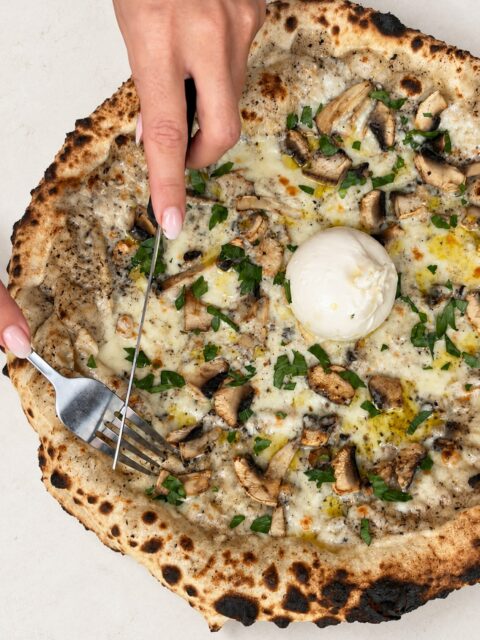 ⚡️ Crème truffée
🖤 Poêlée de champignons
🍶 Fior di latte
☁️ Burrata entière
🌱 Persil frais
🫙 Huile de truffe