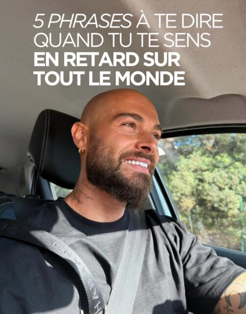 On a parfois l’impression d’être en retard.
En retard sur les autres.
Sur nos projets.
Sur nos rêves.
Sur la vie qu’on pensait déjà avoir.
Mais on oublie souvent une chose : on ne connaît jamais les coulisses de la vie des autres, et on oublie de regarder tout le chemin qu’on a déjà parcouru.
Tu n’as pas besoin d’aller au même rythme.
Tu n’as pas besoin d’avoir tout compris maintenant.
Tu n’as pas besoin de ressembler aux autres pour être exactement là où tu dois être.
Alors aujourd’hui, arrête de regarder ce qu’il te reste à accomplir.
Regarde tout ce que tu as déjà traversé. 🤍