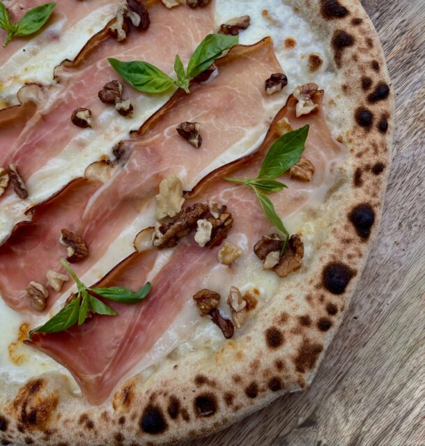 Notre gorgonzola, ce mélange de textures inoubliable !
🤍 Crème
🧀 Gorgonzola
☁️ Fior di latte
🥓 jambon de Parme AOP
🌰 Noix