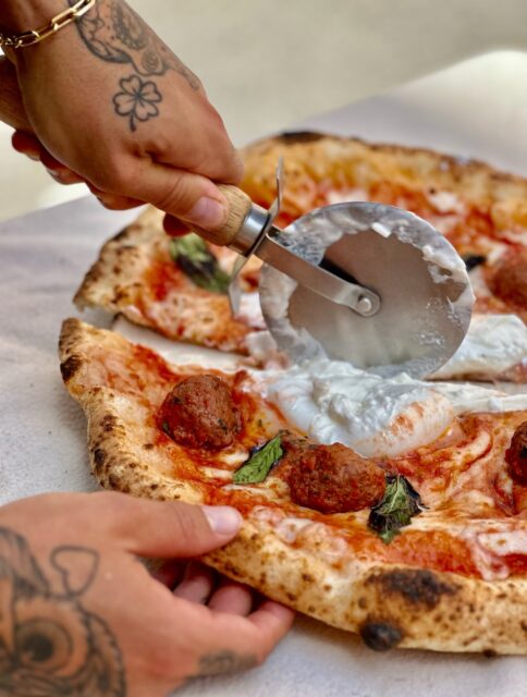 Dernière semaine pour notre Nonna 🤌🏻❤️🔥
🍅 Sauce tomate 
🍶 Burrata 
👵 Boulettes siciliennes
💛 Parmigiano reggiano 
🌿 Basilic