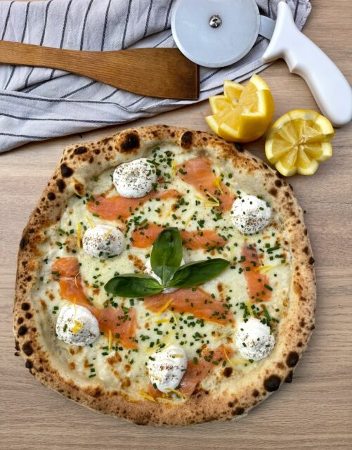Il ne vous reste plus que quelques semaines pour profiter de cette beauté avant qu’elle ne tire sa révérence! LA SALMONE 💛🌼

🌞 Saumon fumé
🍋 Zestes de citron 
☁️ Ricotta citronnée
🍃 Ciboulette
🫖 Fior di latte