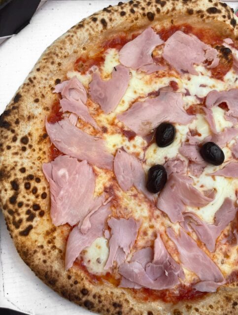 Le délice des choses simples avec notre jambon fromage 🩷

🍅 Tomate 
💗 Chiffonnade de jambon blanc 
🌼 Emmental 
🤍 Olives

📞 06 74 21 25 98 
📍 109 rue pascal 83000 Toulon 
🌐 www.pizzalabottega.fr