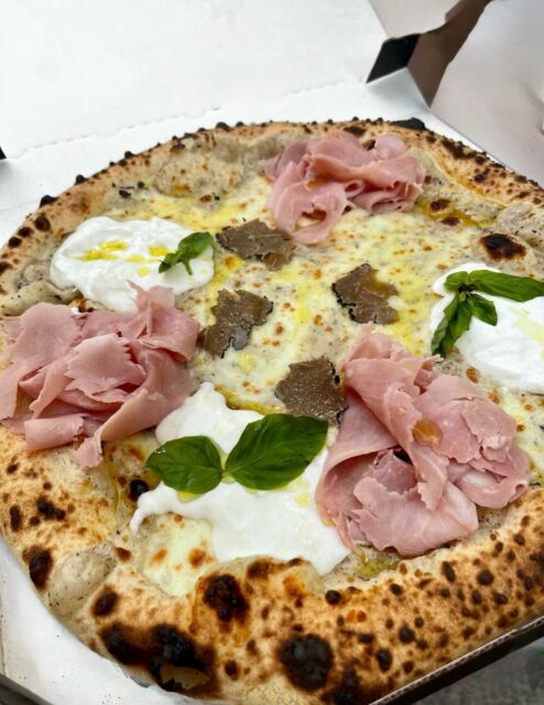 L’Ultima c’est une pizza généreuse et raffinée aux saveurs délicatement truffées. 💗

🥛 Crème truffée
🥓 Chiffonnade de jambon blanc
☁️ Stracciatella di burrata
✨ Huile de truffe
🍶 Fior di latte