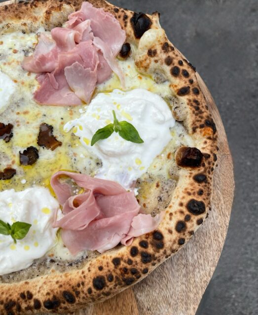 Notre Best seller 🩷
🥛 Crème truffée
🥓 Chiffonnade de jambon blanc
☁️ Stracciatella di burrata
✨ Huile de truffe
🖤 Copeaux de truffe fraîche
🍶 Fior di latte