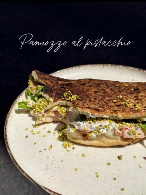 LE PANUOZZO AL PISTACCHIO 💚
Un pain pizza garni de mortadelle pistachée, stracciatella fondante, roquette fraîche, éclats de pistaches croquantes et une base de pesto parfumé. 🍋