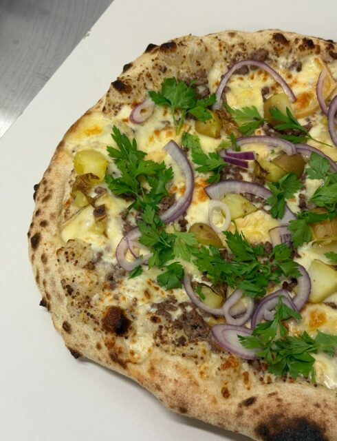 LA CH’TIZZA 💛 Une pizza du Nord, née de l’inspiration d’un de nos clients !

🥣 Crème à la moutarde à l’ancienne
🧀 Fior di latte
🥩 Viande hachée
🥔 Pommes de terre rôties
🧀 Maroilles
🧀 Raclette
🌿 Persil
🧅 Oignons rouges