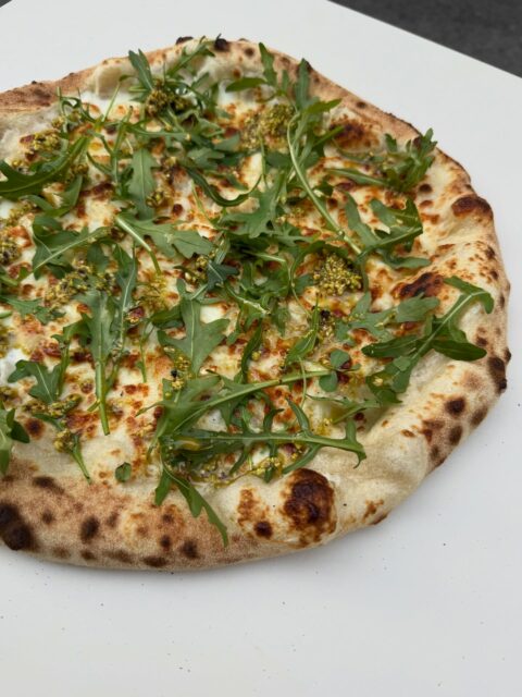 Inspirée par une habituée de la maison, “la Chloé” célèbre la créativité de l’une de nos clientes !

🤍 Crème
🐐 Chèvre
🧅 Oignons confits maison
🥬 Roquette
🌰 Pesto de pistaches